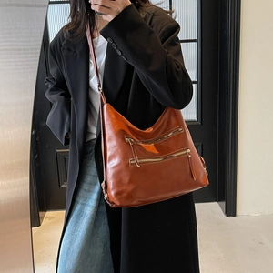 Grand sac hobo marron rétro en cuir avec poches zippées pour porté épaule de femmes