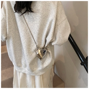 Vue arrière d'un sac à bandoulière chic en forme de cœur argenté avec fine chaîne