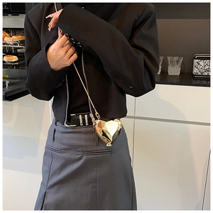 Pochette chic en forme de cœur doré avec facettes géométriques et bandoulière chaîne
