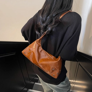 Borsa sottobraccio marrone lucida retrò con rivetti argento e stile metallico Y2K