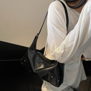 Borsa sottobraccio vintage nera lucida con borchie argentate e dettagli occhielli