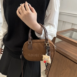Braune Wildleder-Handtasche im Vintage-Stil mit Griffen und süßem Bärenanhänger