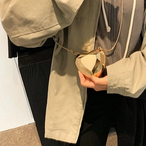 Sac bandoulière cœur métallique avec facettes géométriques et chaîne dorée