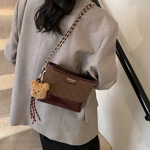 Sac seau matelassé bicolore avec bandoulière chaîne dorée et breloque ours peluche