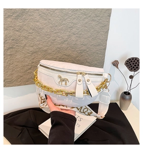 Détail du sac de poitrine blanc motif crocodile avec boucle cheval dorée et chaîne en or