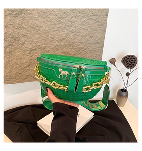 Détail du sac croissant vert texture croco avec logo cheval doré et grosse chaîne