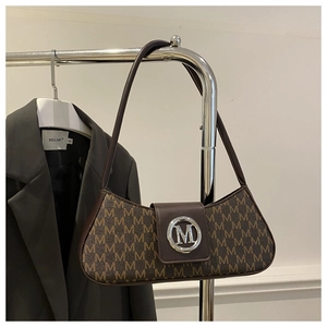 Détail du sac porté épaule monogramme marron avec logo M argenté et bandoulière fine