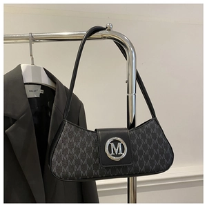 Détail du fermoir M argenté et motif de lettres grises sur sac baguette noir épaule