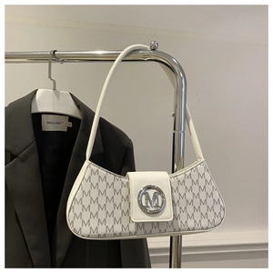 Détail du sac baguette blanc avec motif monogramme M et boucle en métal argenté