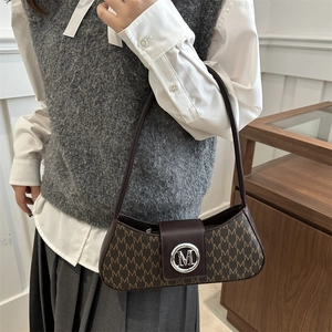 Sac baguette classique marron à monogramme avec logo métallique et bandoulière