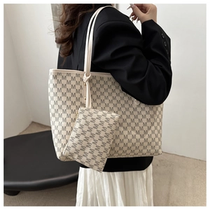 Détail du sac cabas minimaliste avec imprimé monogramme et pochette zippée assortie