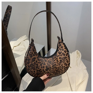 Détail du sac à bandoulière en demi-lune avec imprimé léopard classique et fermeture éclair