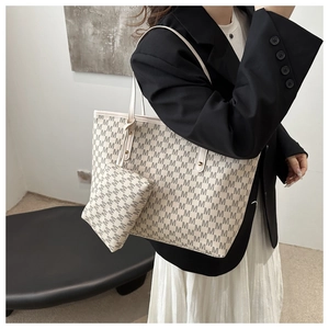 Détail du sac cabas beige avec imprimé monogramme et petite pochette assortie incluse
