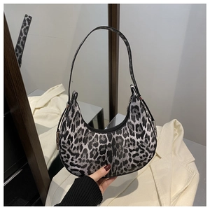 Détail du sac hobo à motif léopard argenté et noir avec une forme de lune élégante