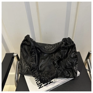 Sac nuage plissé français à texture marbrée noire avec bandoulière à volants