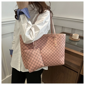 Ensemble sac cabas rose à monogramme porté épaule avec imprimé de lettres M répétées