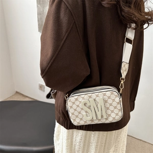 Sac bandoulière rétro style caméra avec motif monogramme marron et sangle blanche
