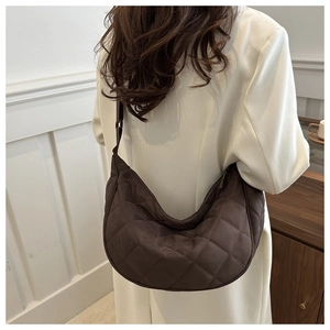 Vue détaillée du grand sac croissant matelassé marron vu de l'arrière de profil