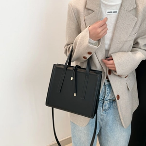 Minimalistische schwarze Leder-Tragetasche mit elegantem Gold-Anhänger für Damenmode