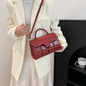 Borsa a tracolla squadrata rosso scuro minimalista con trama goffrata cioccolato e manico