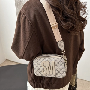 Sac bandoulière rétro à motif géométrique avec logo SM et large bandoulière en tissu