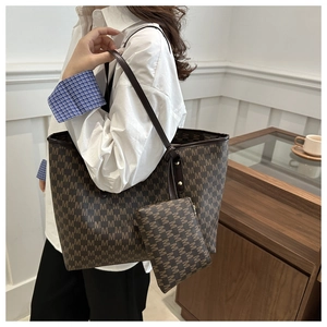 Vue détaillée du grand sac cabas marron à monogramme avec pochette sur modèle