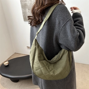 Sac bandoulière demi-lune matelassé vert armée avec bandoulière réglable pour le quotidien