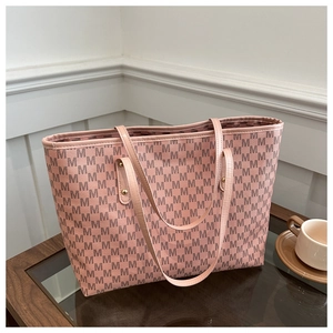 Détails du sac cabas rose avec motif monogramme M et rivets métalliques décoratifs