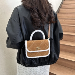 Sac bandoulière en daim marron avec bordure en peau lainée et fermoir doré