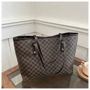 Détail d'un grand sac cabas avec imprimé lettre M et rivets métalliques renforcés