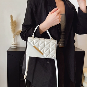 Elegante borsa a tracolla bianca trapuntata con finiture dorate e manico da donna