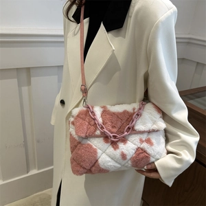 Borsa a tracolla in ecopelliccia rosa e bianca con catena e motivo a rombi trapuntato