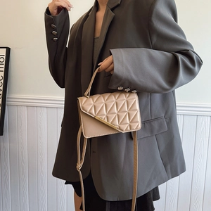 Moderna borsa a tracolla trapuntata beige con fibbia dorata e manico superiore