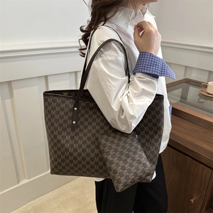 Ensemble sac cabas et pochette marron avec imprimé lettres M et fines bandoulières