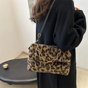 Elegante borsa a tracolla in peluche leopardata con catena in acrilico su modella