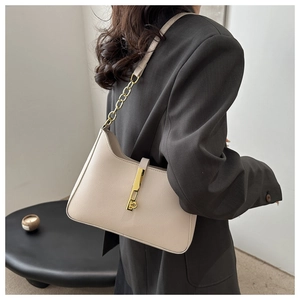 Détail du sac croissant beige avec texture cuir grainé et boucle en métal doré