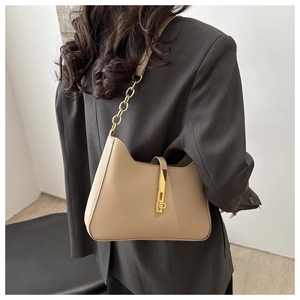 Vue détaillée du sac à main beige en cuir grainé avec fermoir métallique doré élégant