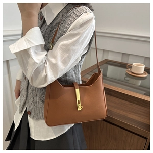 Détail du sac à bandoulière en cuir marron avec boucle en métal doré élégante