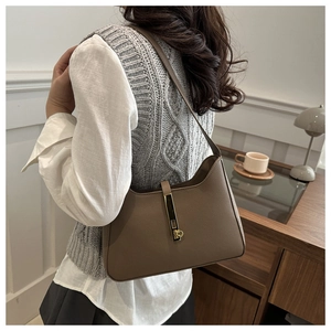 Sac hobo en cuir grainé marron avec fermoir métallique doré vertical de style Gancini