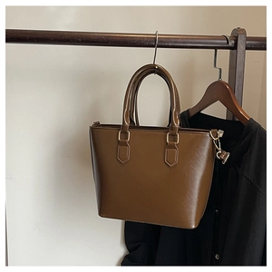 Détails du sac fourre-tout en similicuir marron foncé avec ferrures dorées et texture