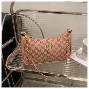 Détail du sac en cuir PU rose avec motif M marron et logo en métal doré brillant