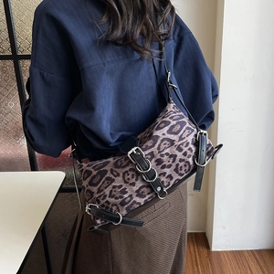 Borsa a tracolla chic con stampa leopardata, fibbie argentate e cinturini in pelle