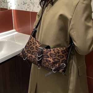 Borsa a spalla stile punk con stampa leopardata e fibbie in metallo argento da donna