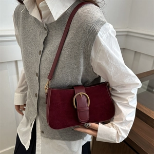 Sac bandoulière vintage en cuir givré bordeaux avec grande boucle fer à cheval dorée