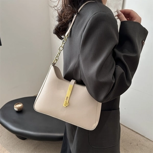 Sac croissant chic en cuir beige avec bandoulière chaîne dorée et boucle métallique élégante
