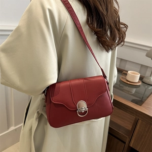 Elegante borsa a tracolla retrò rosso vino con patta smerlata e fibbia argentata
