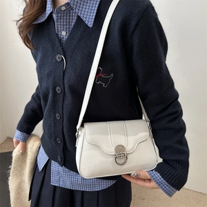 Borsa a tracolla minimalista in pelle verniciata bianca con chiusura ad anello argento