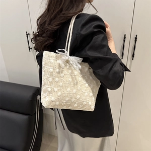 Sac fourre-tout tissé beige avec broderie florale blanche et nœud en dentelle