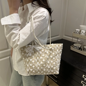 Sac cabas tissé beige avec broderie florale blanche et nœud en dentelle