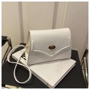 Dettaglio borsa in pelle lucida bianca con elegante chiusura a girello in metallo dorato